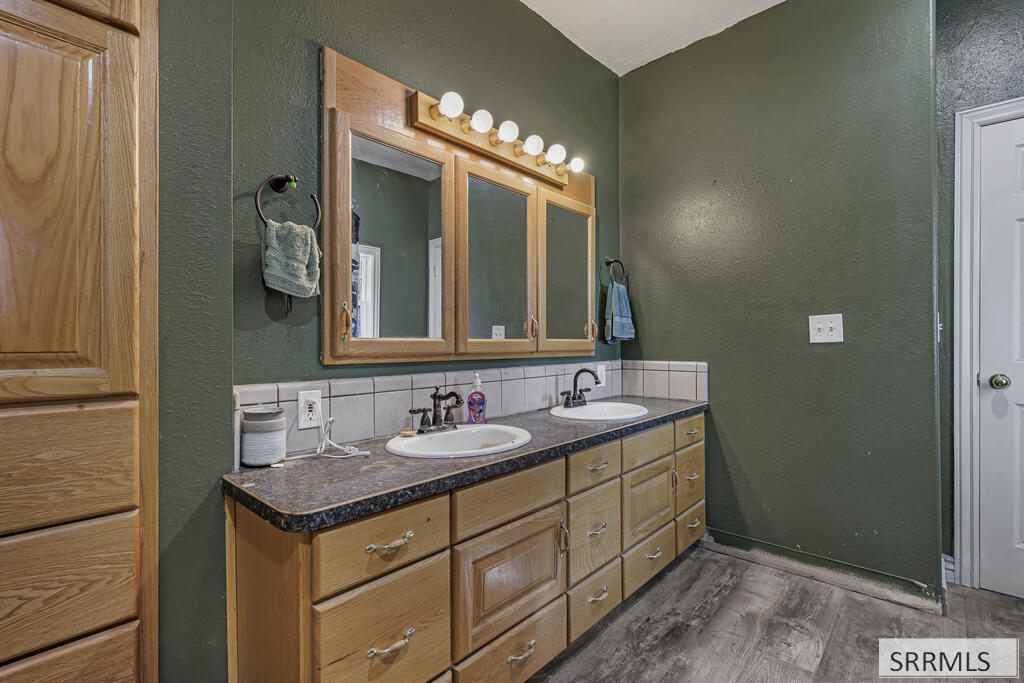 855 E 1100 N Property Photo 17