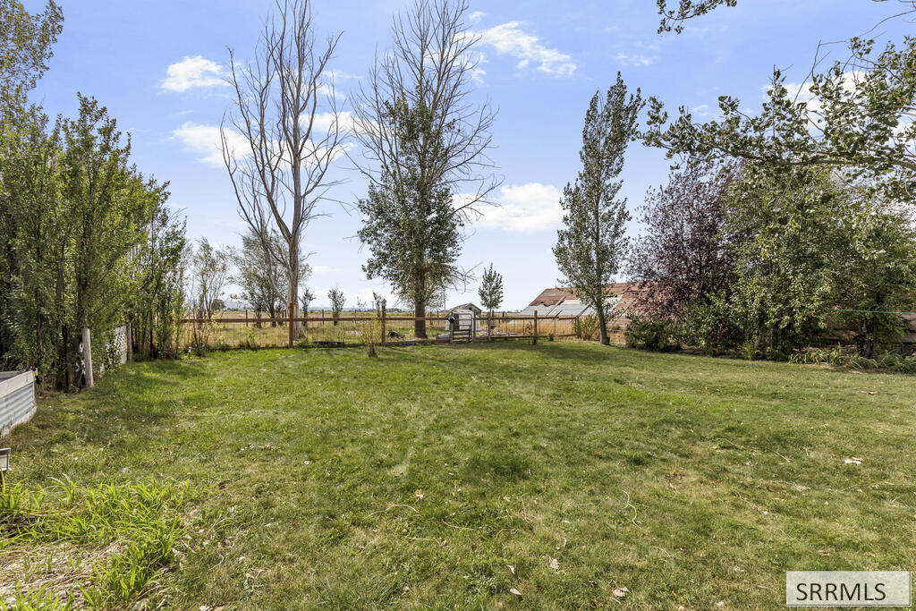 855 E 1100 N Property Photo 43