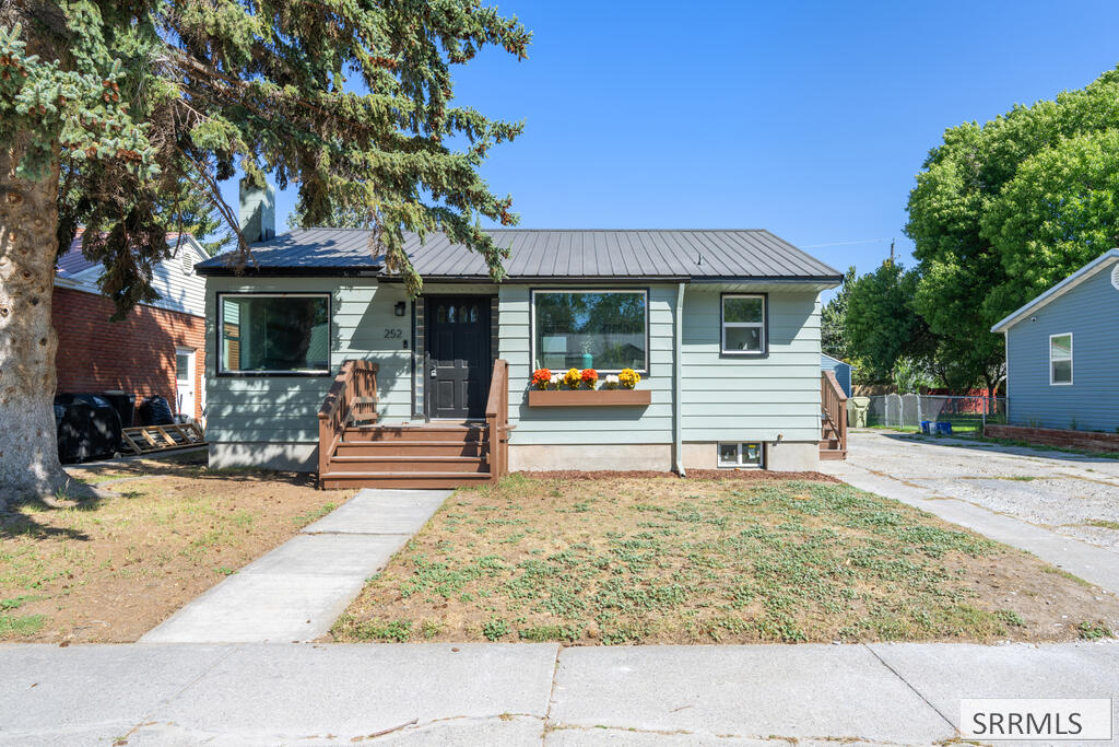 252 W 16th Street Property Photo