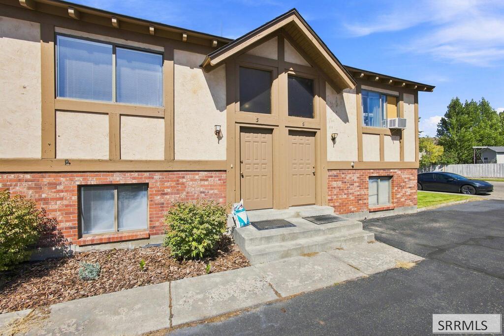 601 John Adams Court # 5 Property Photo 1