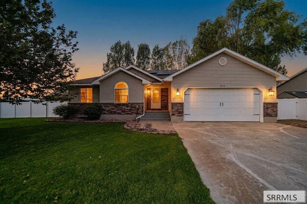 4152 E Rulon Circle Property Photo 3