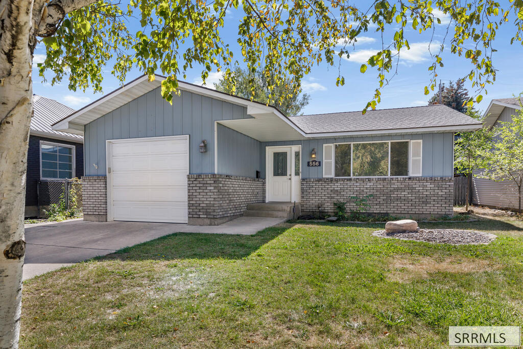 556 E 13th Street Property Photo 1
