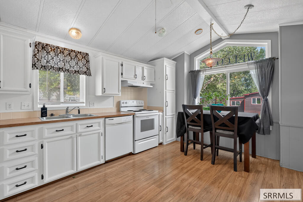 405 Violet Street Property Photo 3