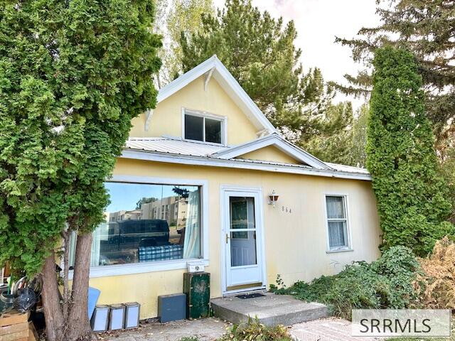 864 E 1st Street Property Photo 1