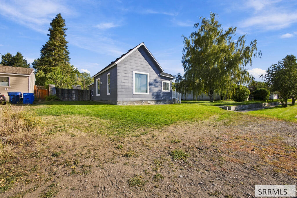 625 1st N Property Photo 2