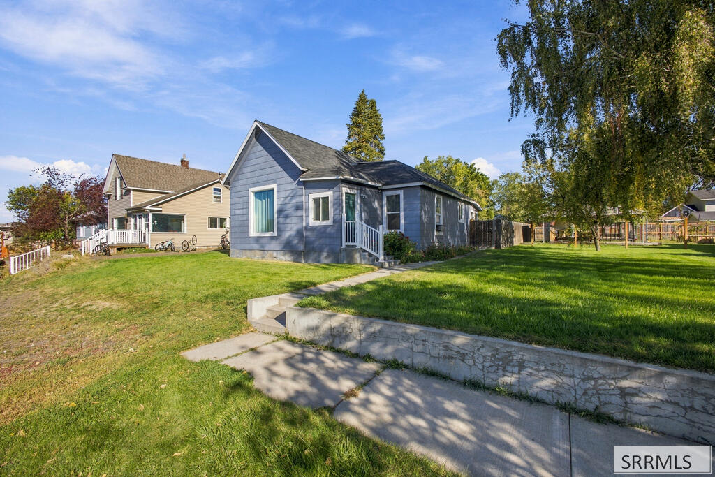 625 1st N Property Photo 3