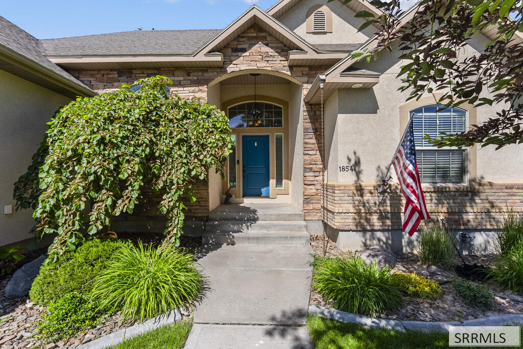 1854 Castelli Drive Property Photo 4