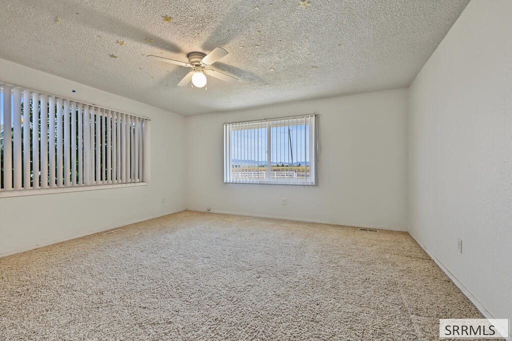 970 E 800 N Property Photo 11