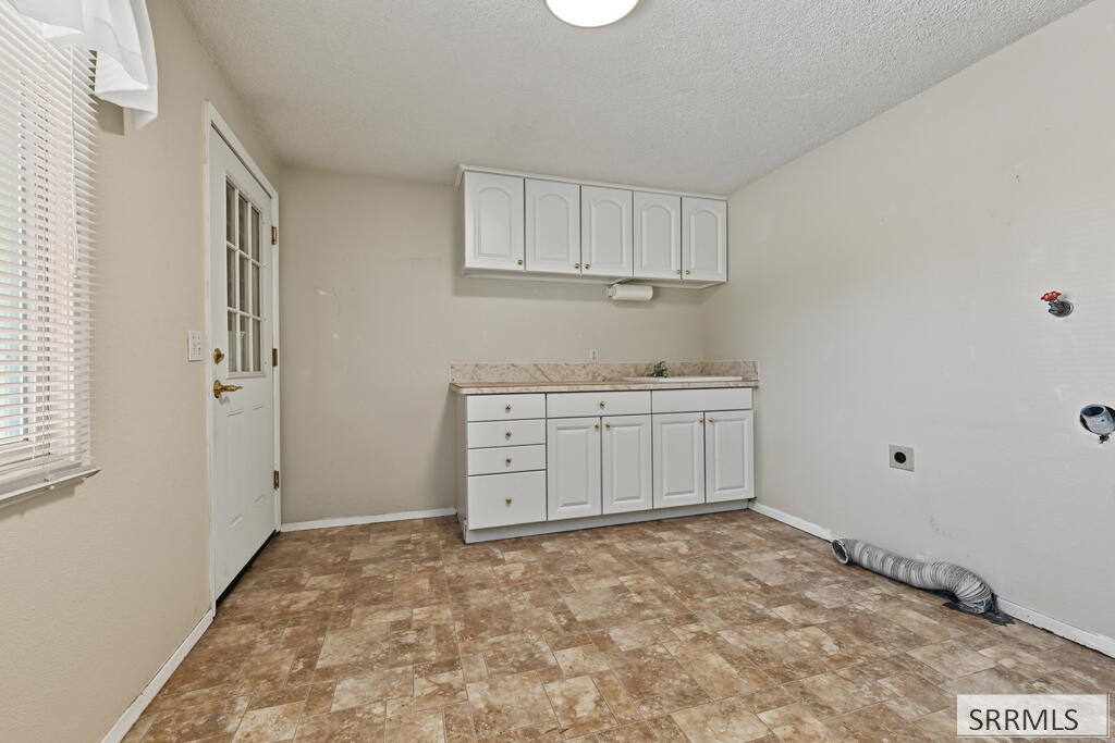 970 E 800 N Property Photo 18