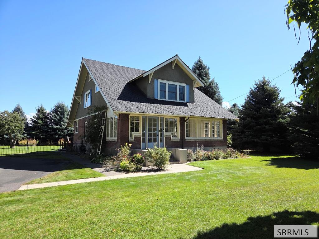 2015 St Clair Avenue Property Photo 1