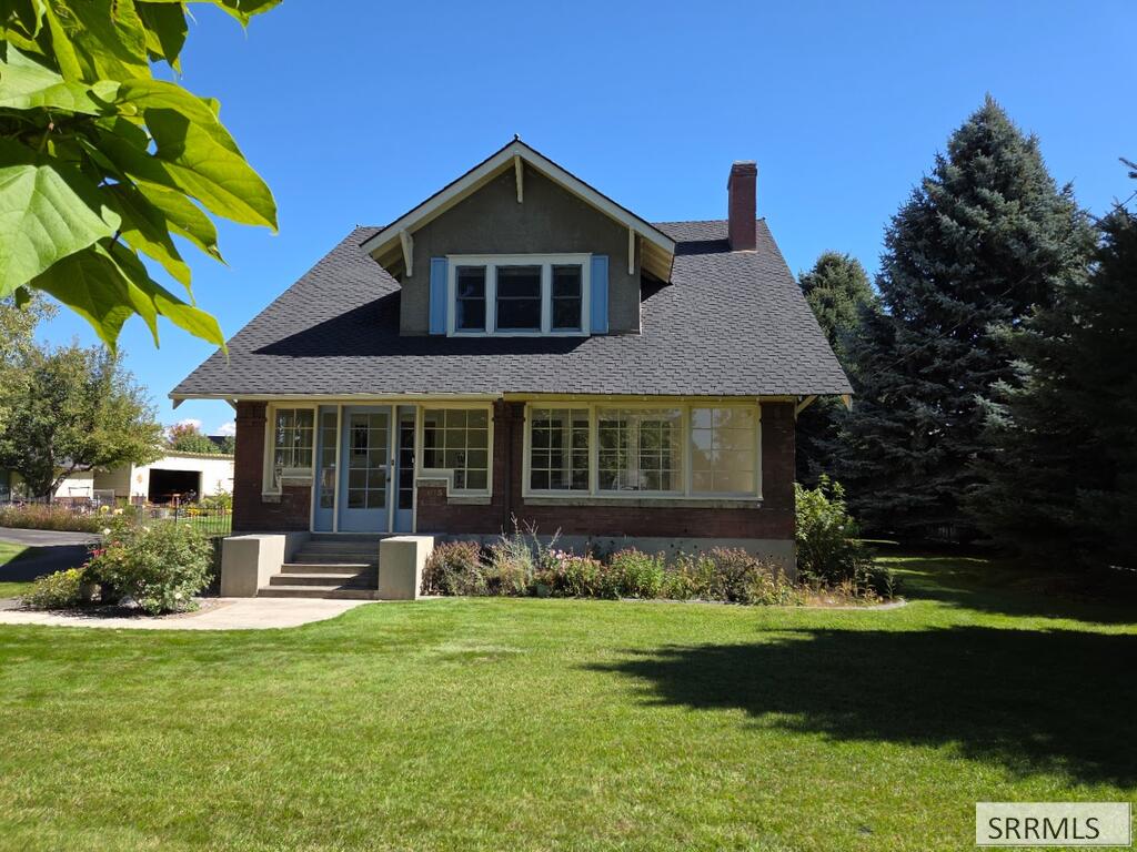 2015 St Clair Avenue Property Photo 3