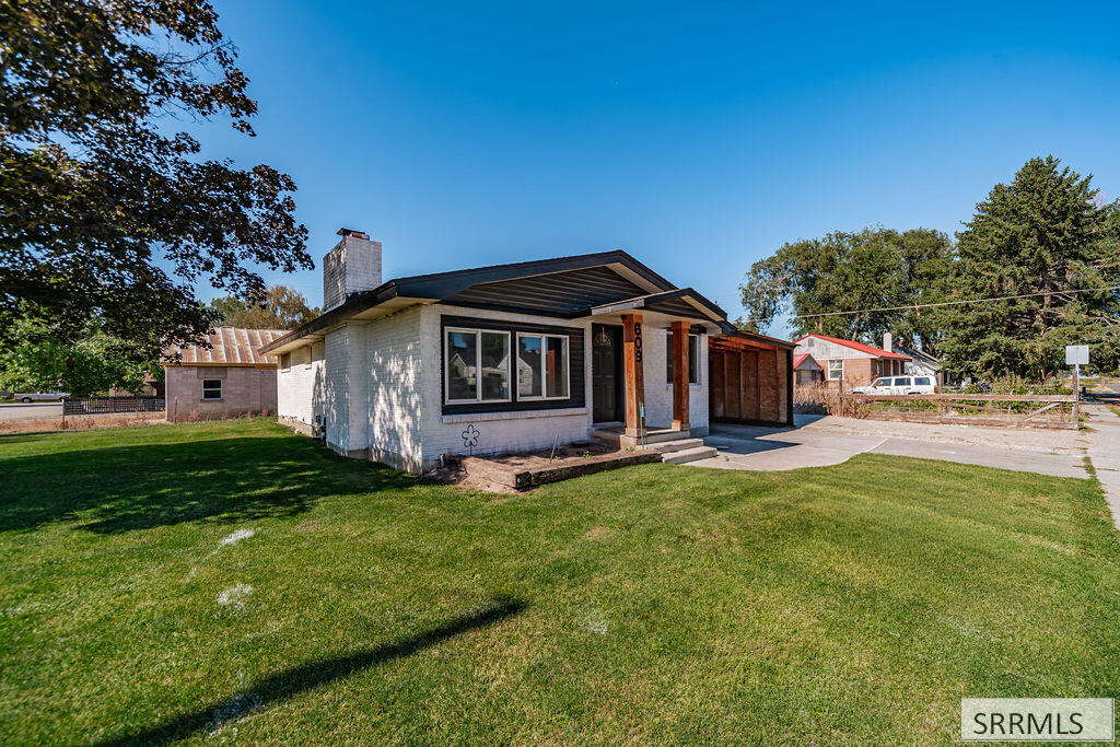 609 1st W Property Photo 1