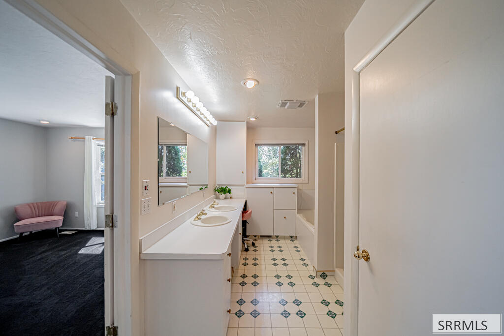 561 E 1200 N Property Photo 29