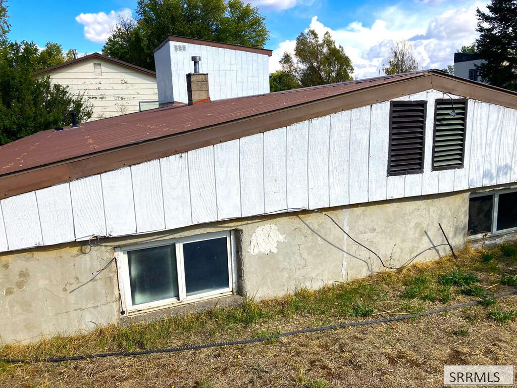 747 W 2nd N Property Photo 18