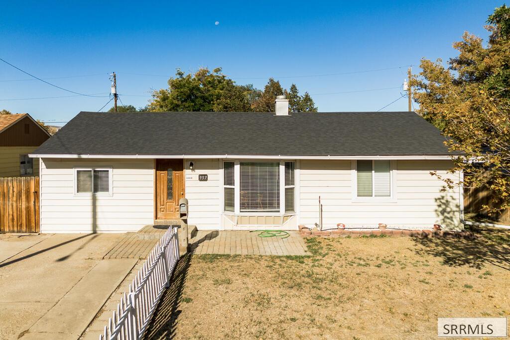 957 Willow Lane Property Photo 1