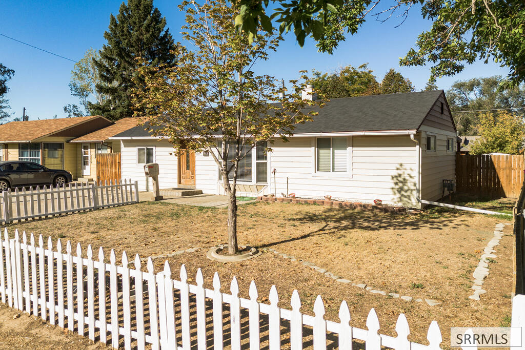 957 Willow Lane Property Photo 3