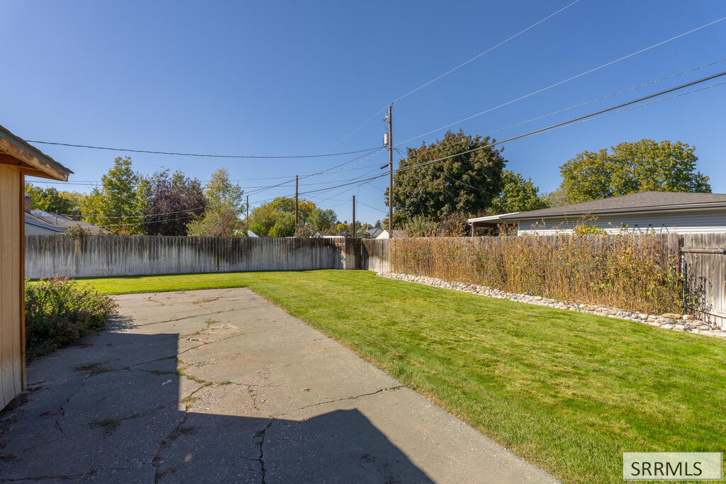 897 E 13th Street Property Photo 41