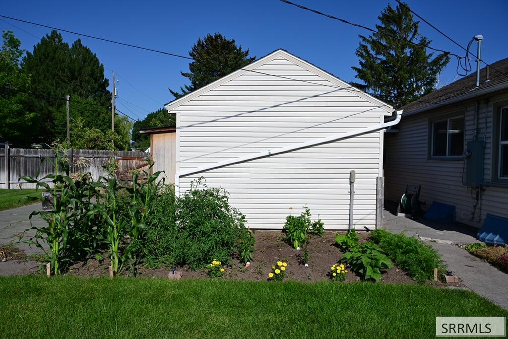 897 E 13th Street Property Photo 44