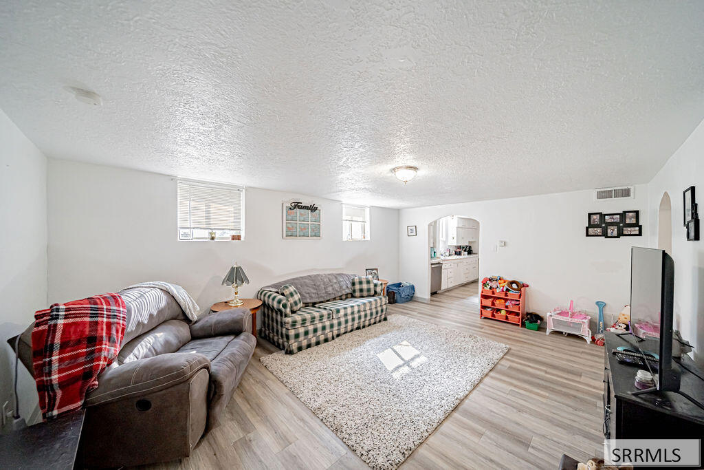 727 Jefferson Avenue Property Photo 8