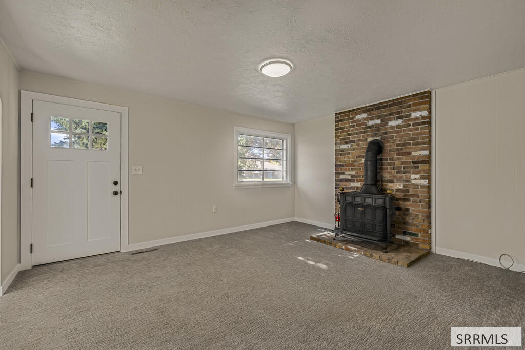 365 E 20th Street Property Photo 4