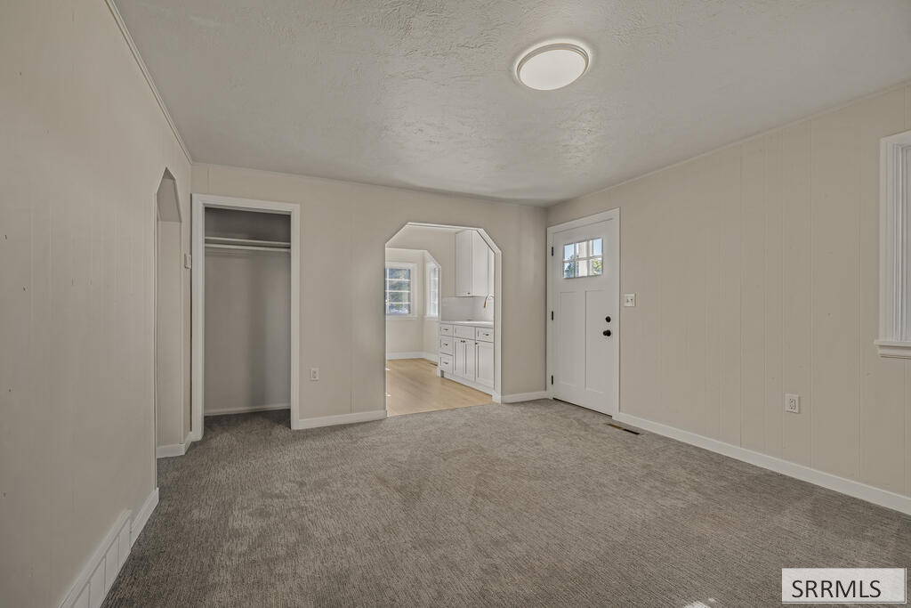 365 E 20th Street Property Photo 6