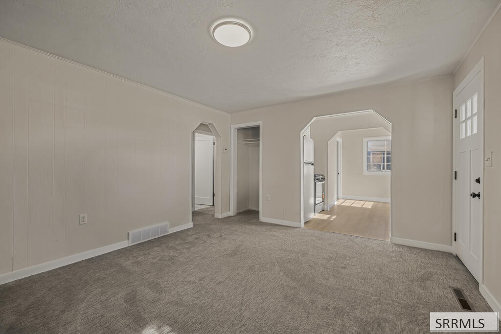 365 E 20th Street Property Photo 7