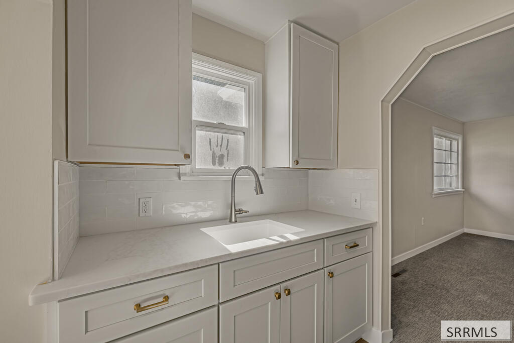 365 E 20th Street Property Photo 10