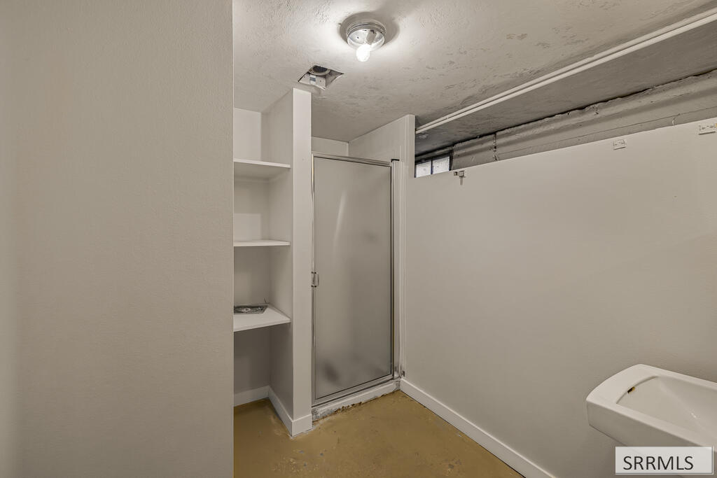 365 E 20th Street Property Photo 20