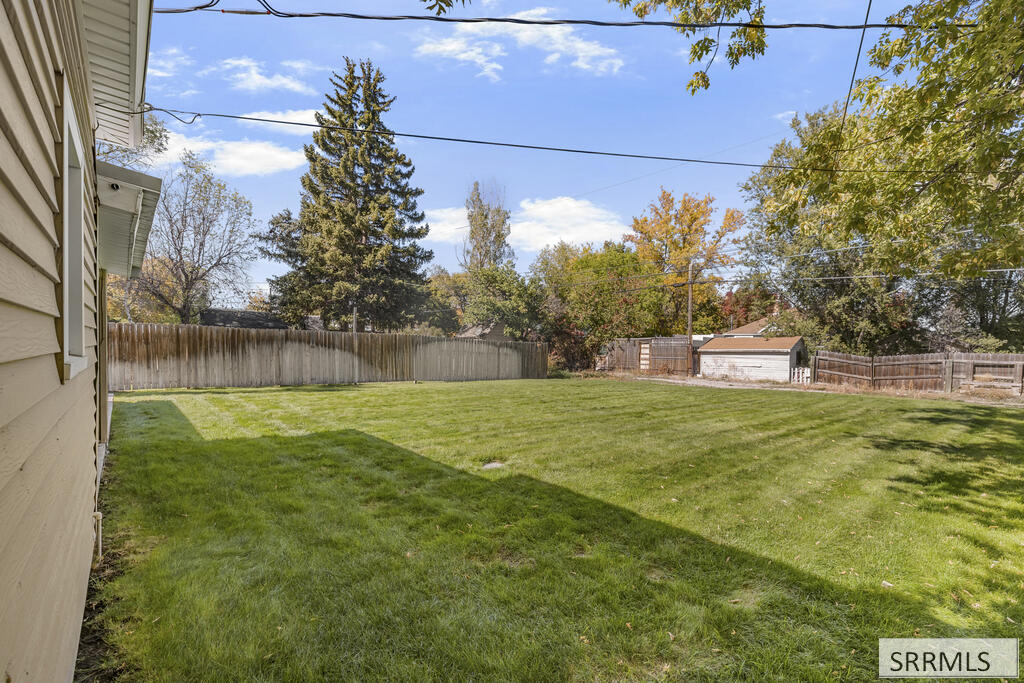 365 E 20th Street Property Photo 25