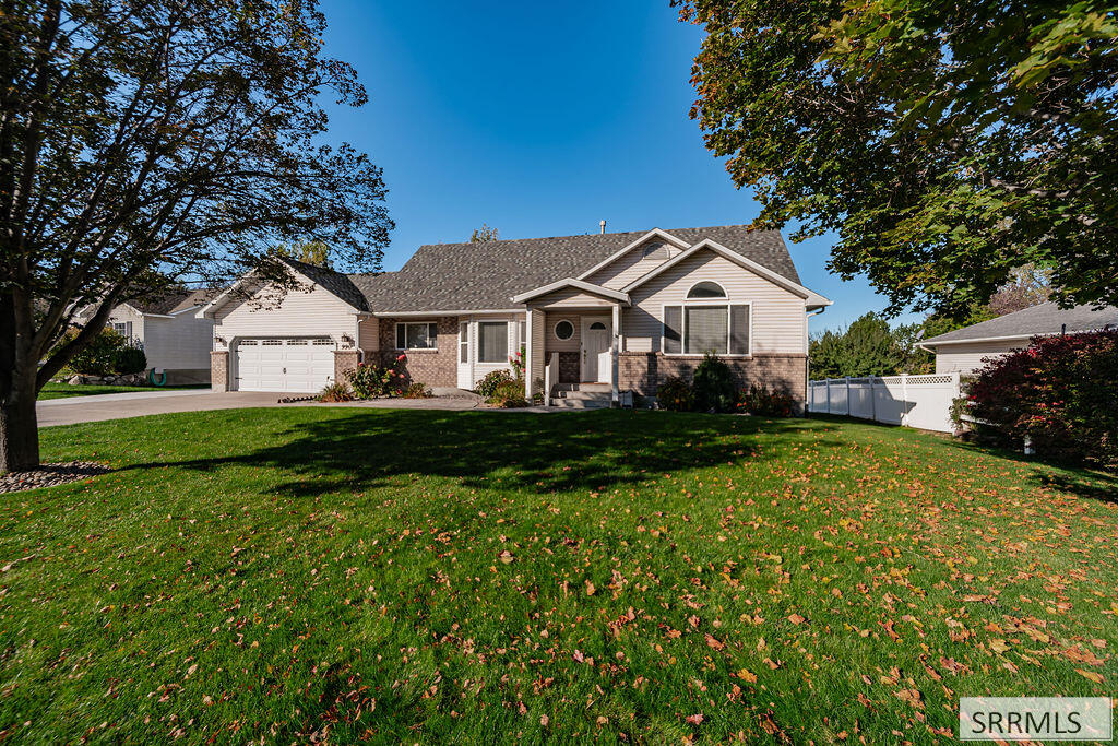 990 Hillview Drive Property Photo 1