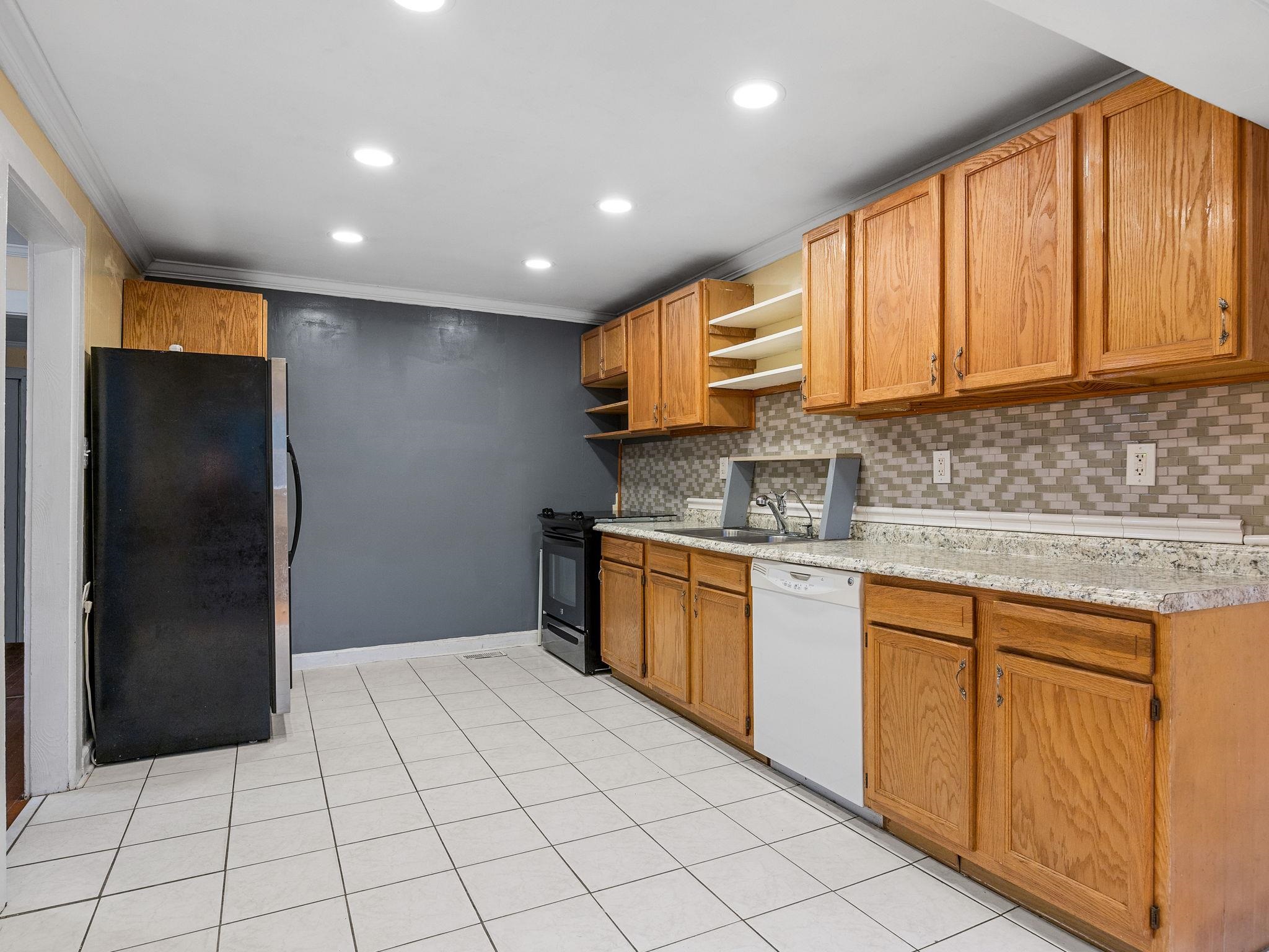 140 Hart St Street Property Photo 12