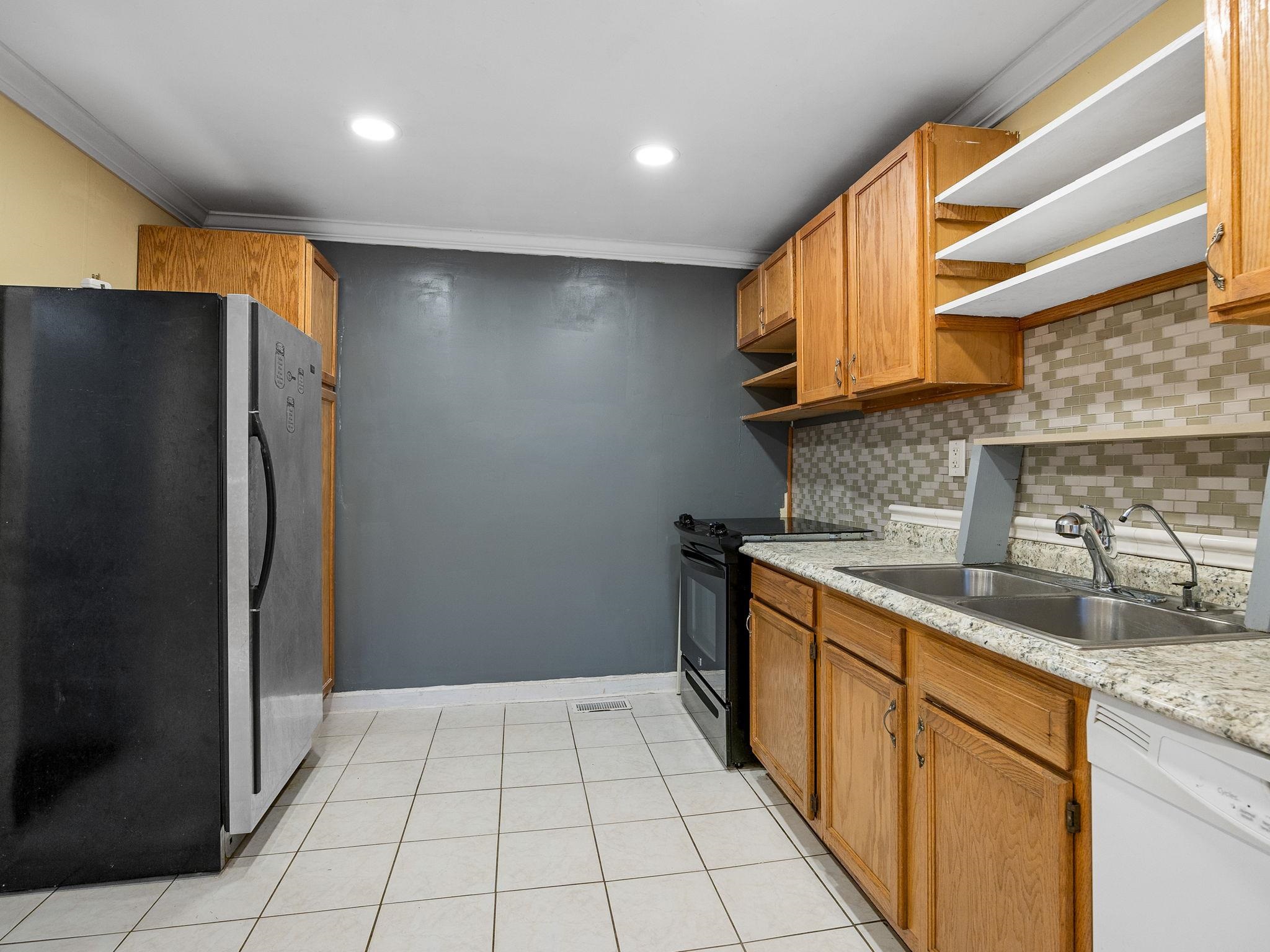 140 Hart St Street Property Photo 13
