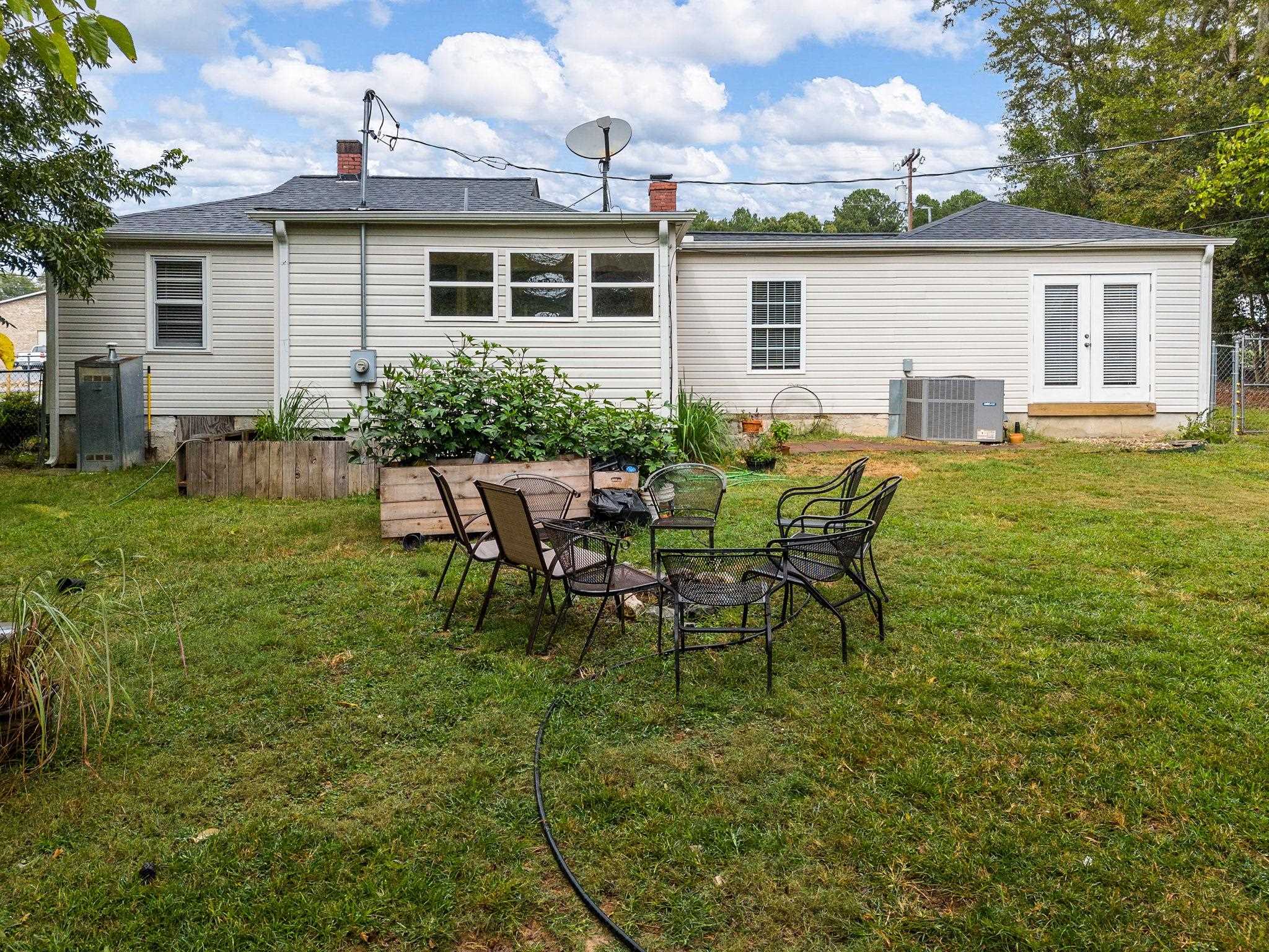 140 Hart St Street Property Photo 36
