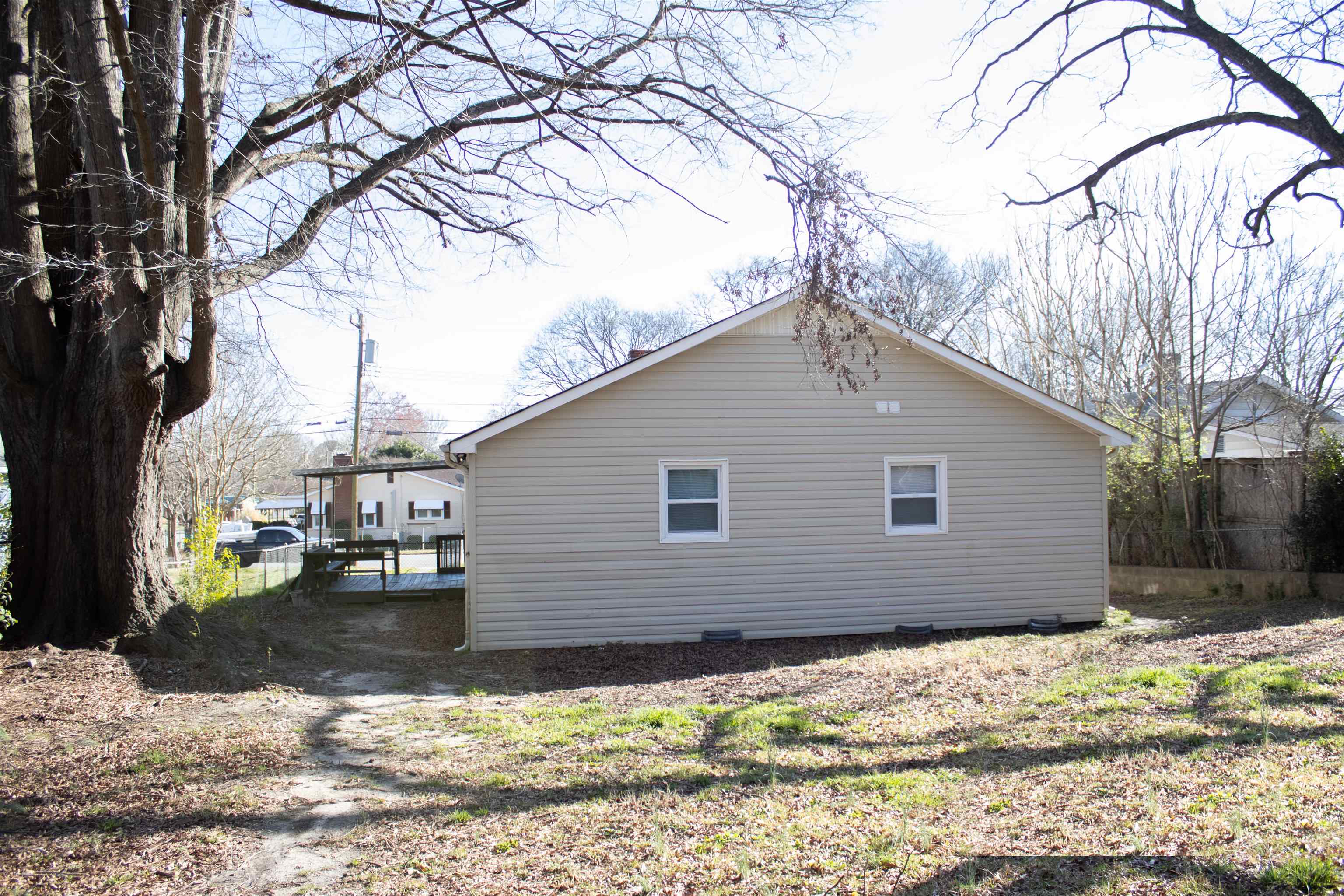 409 Elm St Property Photo 4