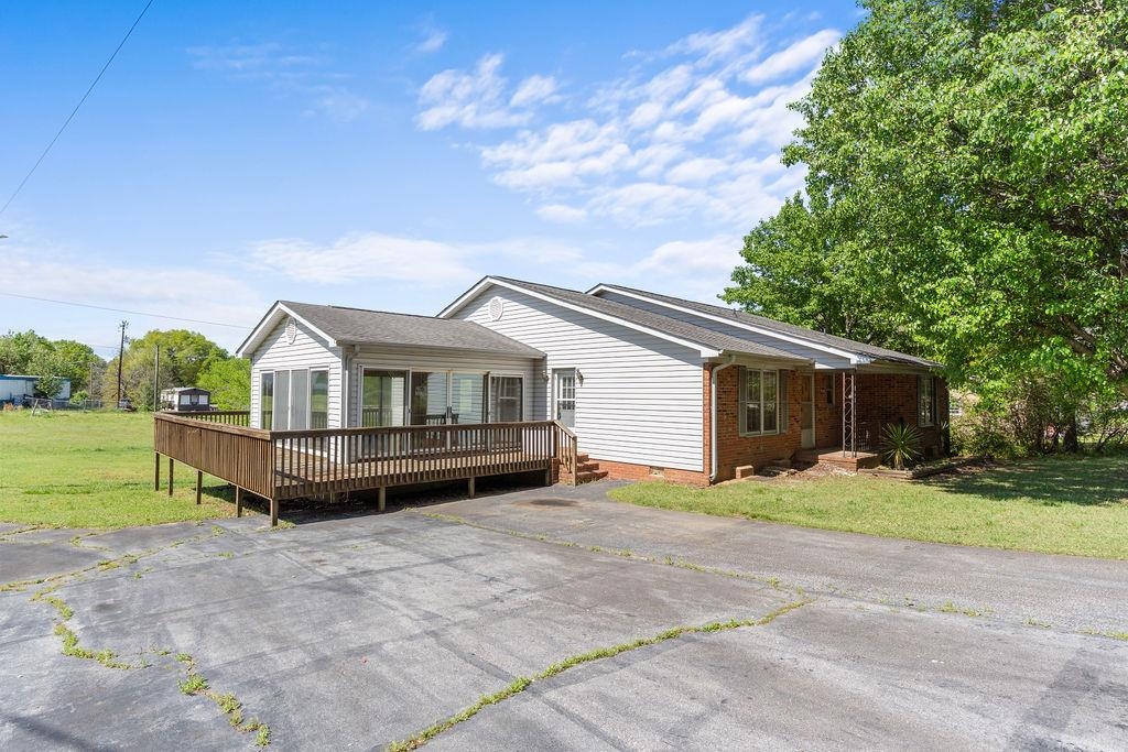 221 Lakeview Drive Property Photo