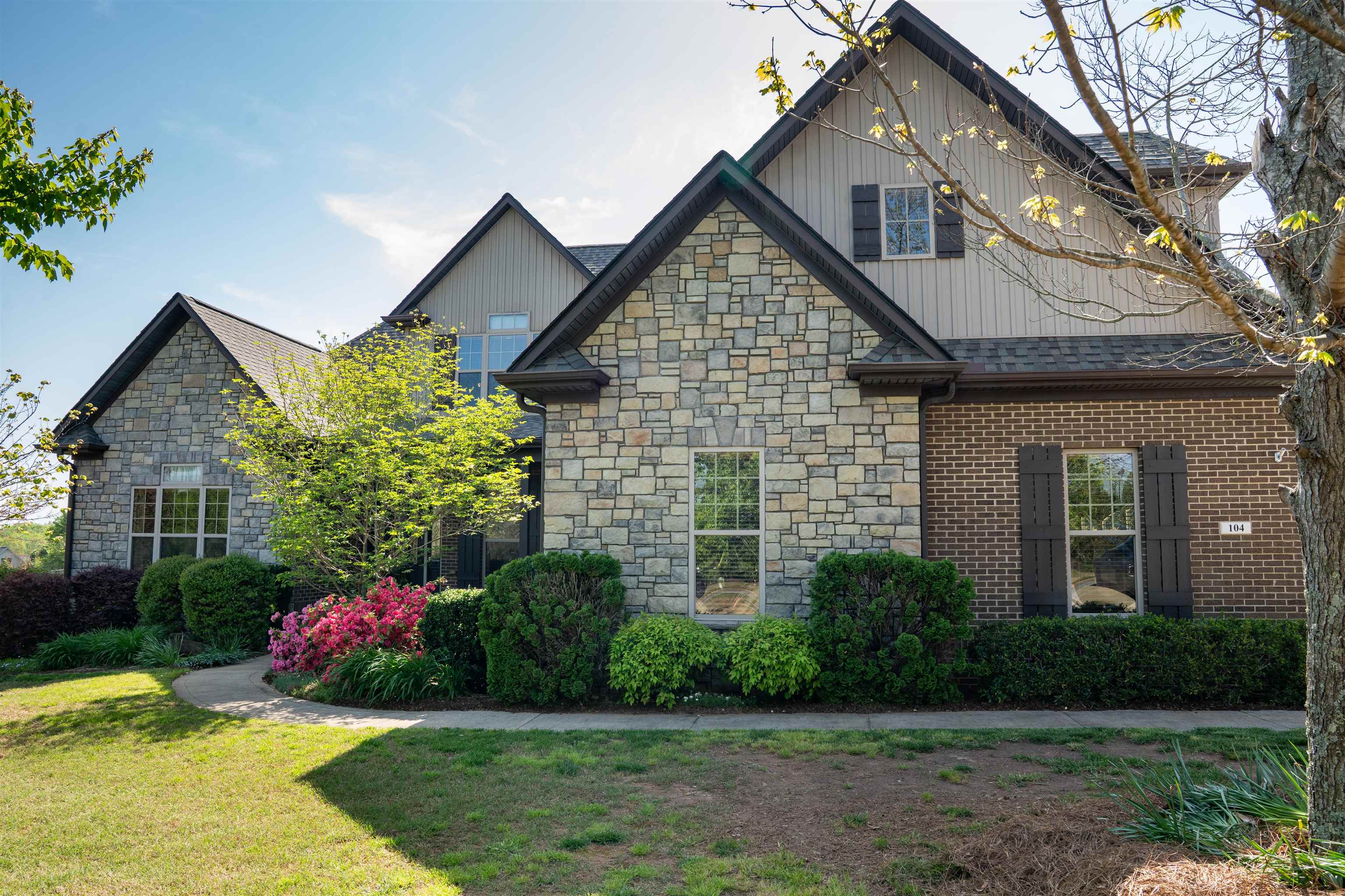 104 Cobblestone Crossing Property Photo