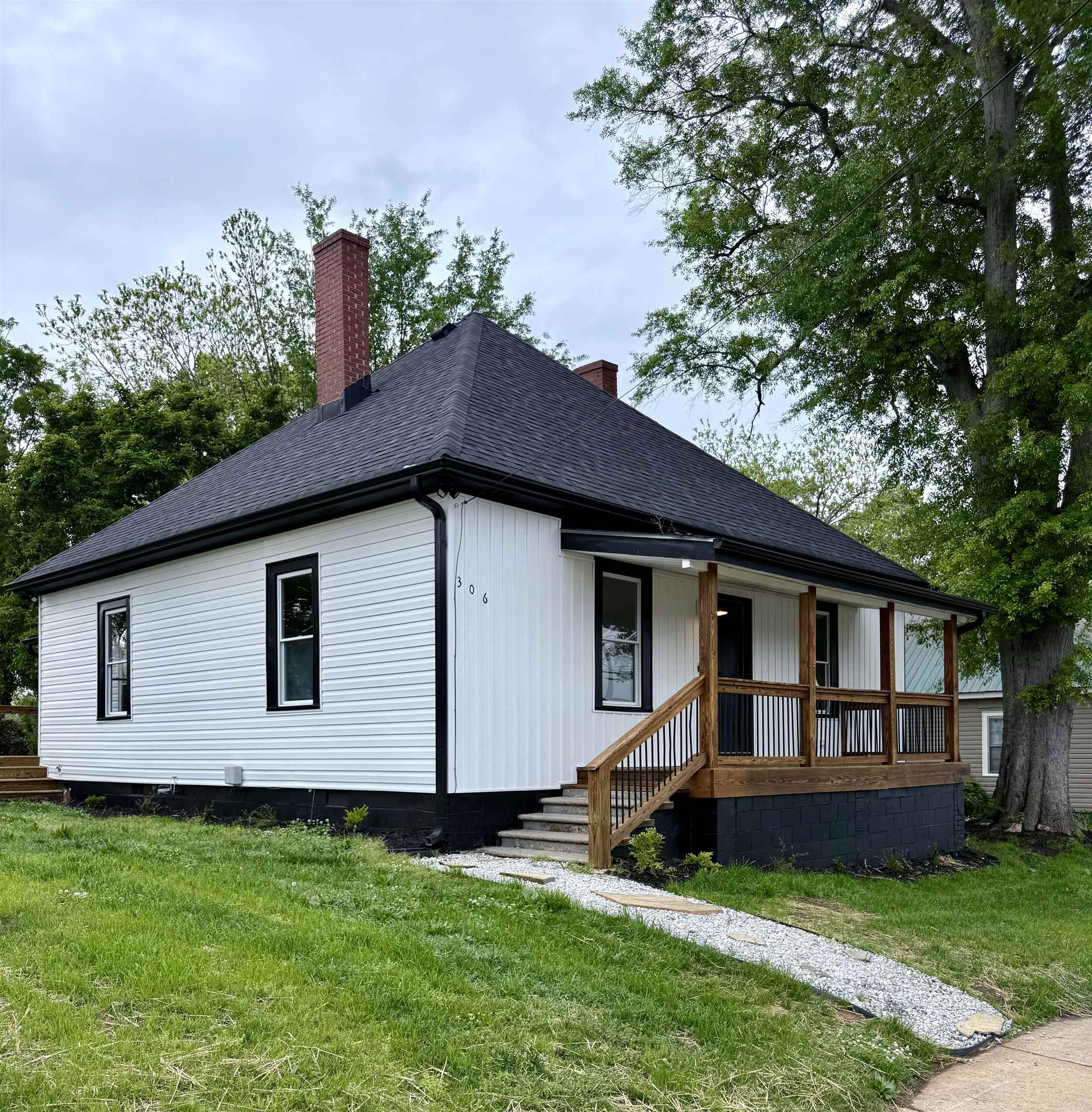 306 Manning St Property Photo 1