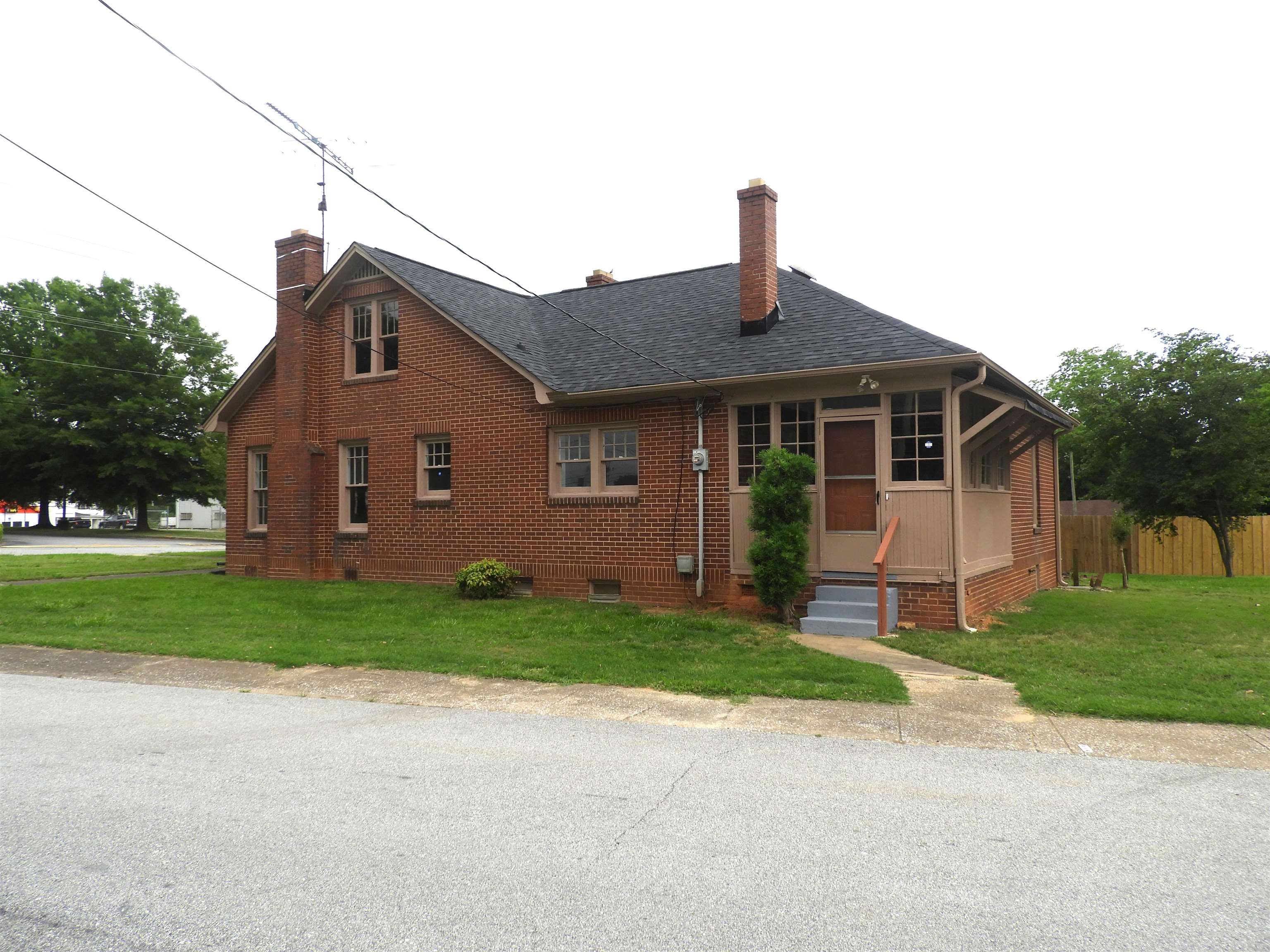 823 W. Smith Street Property Photo 3