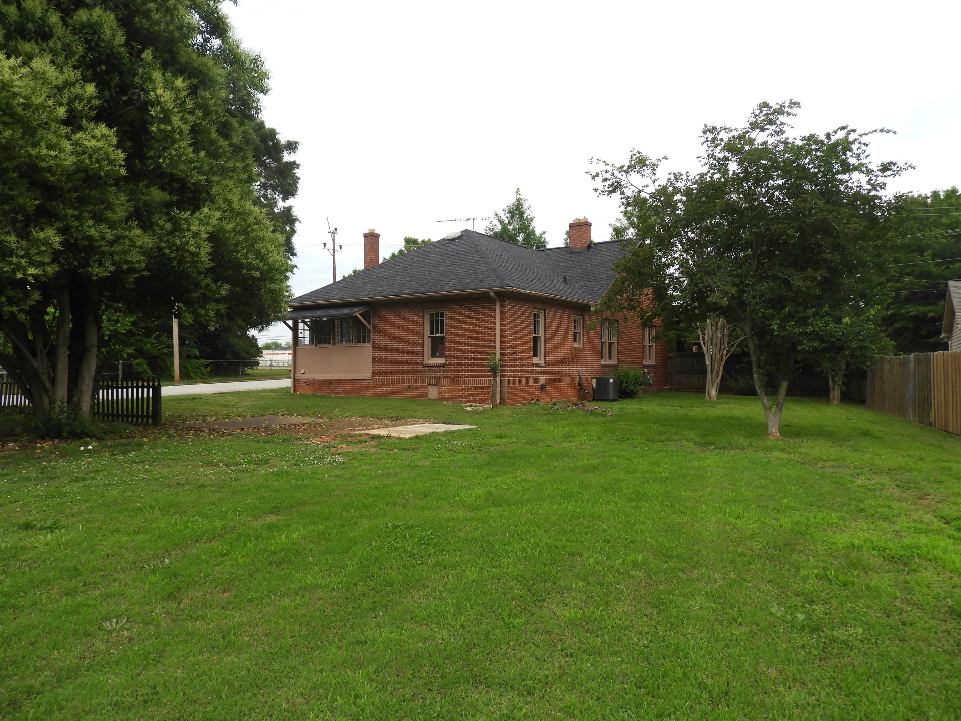 823 W. Smith Street Property Photo 4