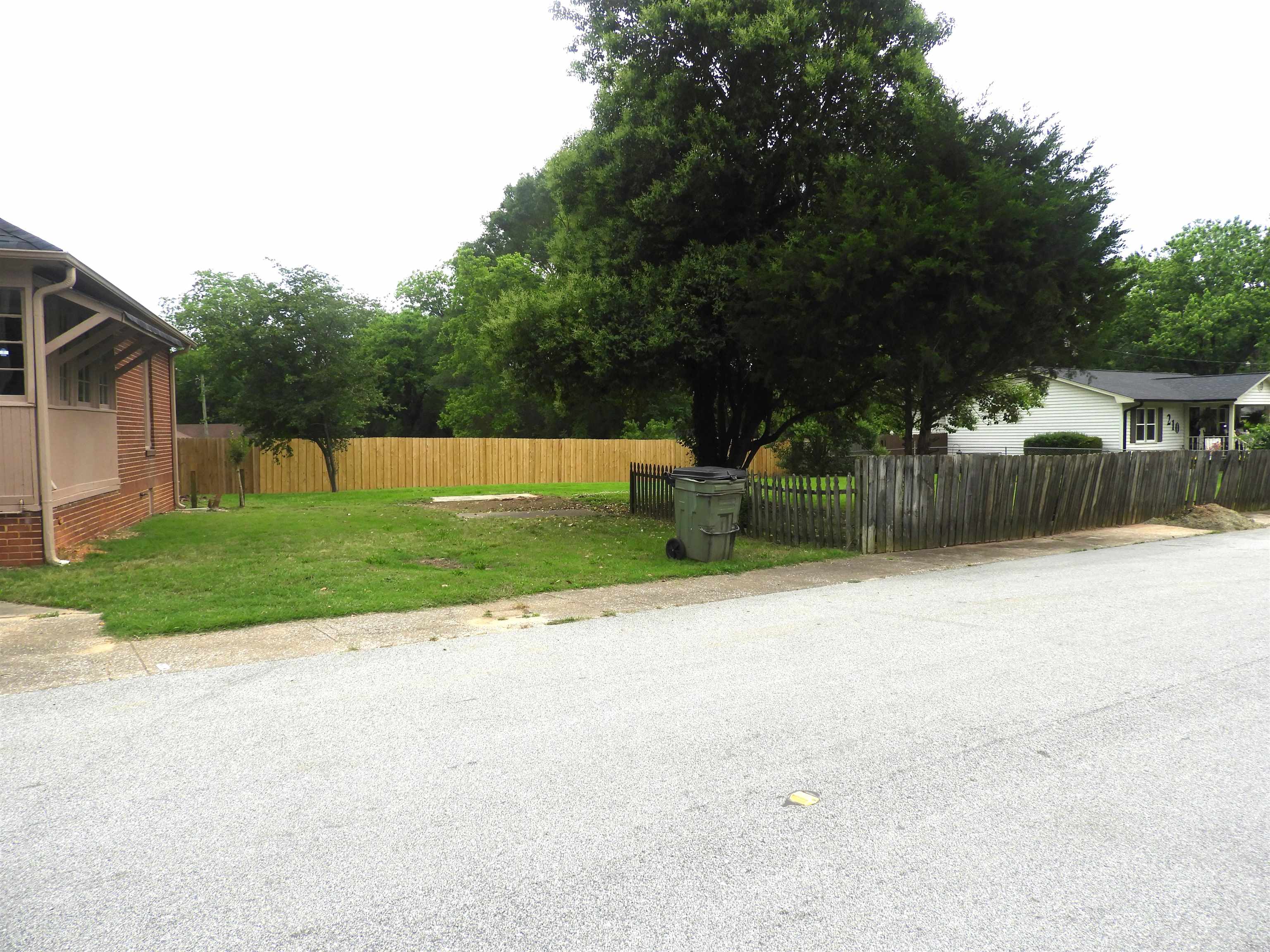 823 W. Smith Street Property Photo 5
