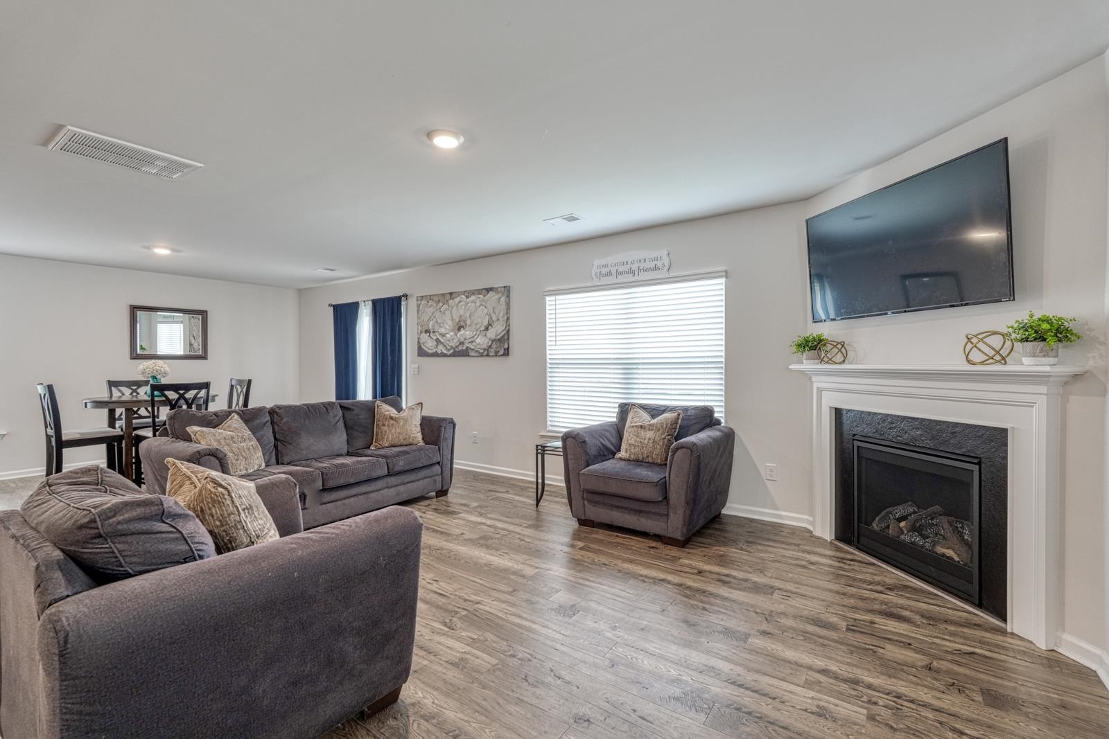 1332 Saddle Court Property Photo 5