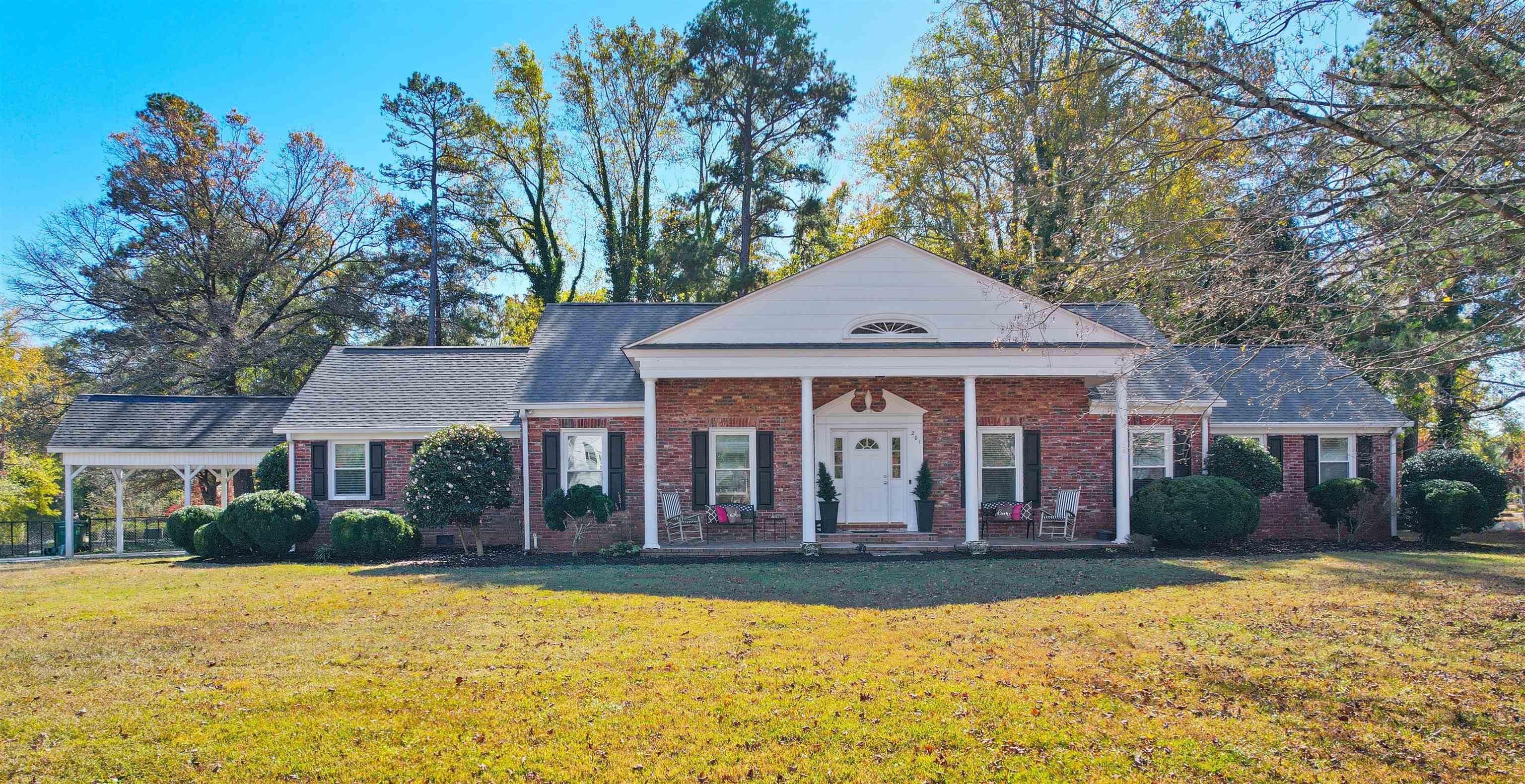 201 Crestview Dr Property Photo 1