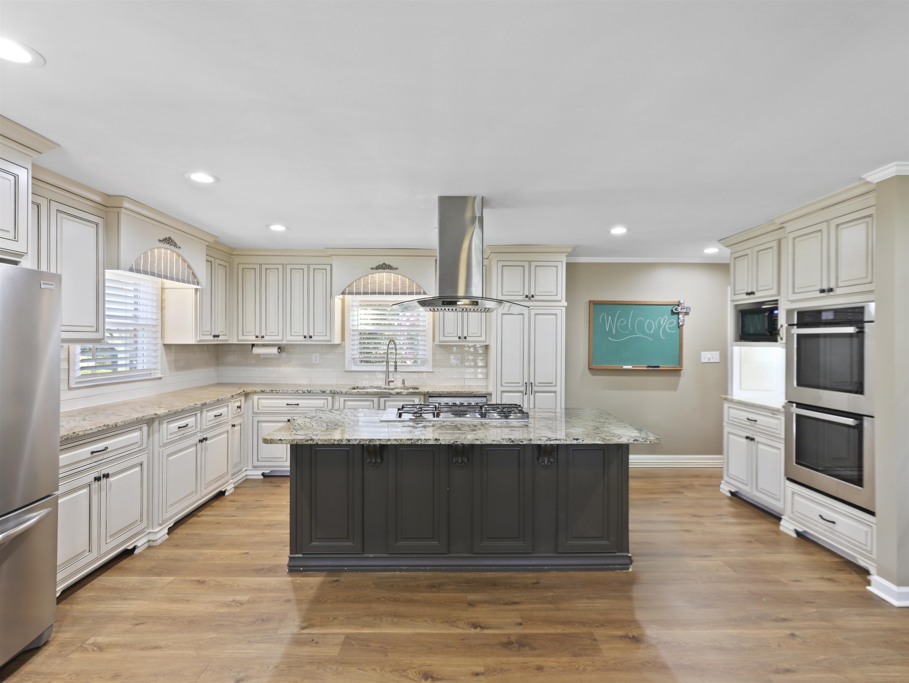 201 Crestview Dr Property Photo 2