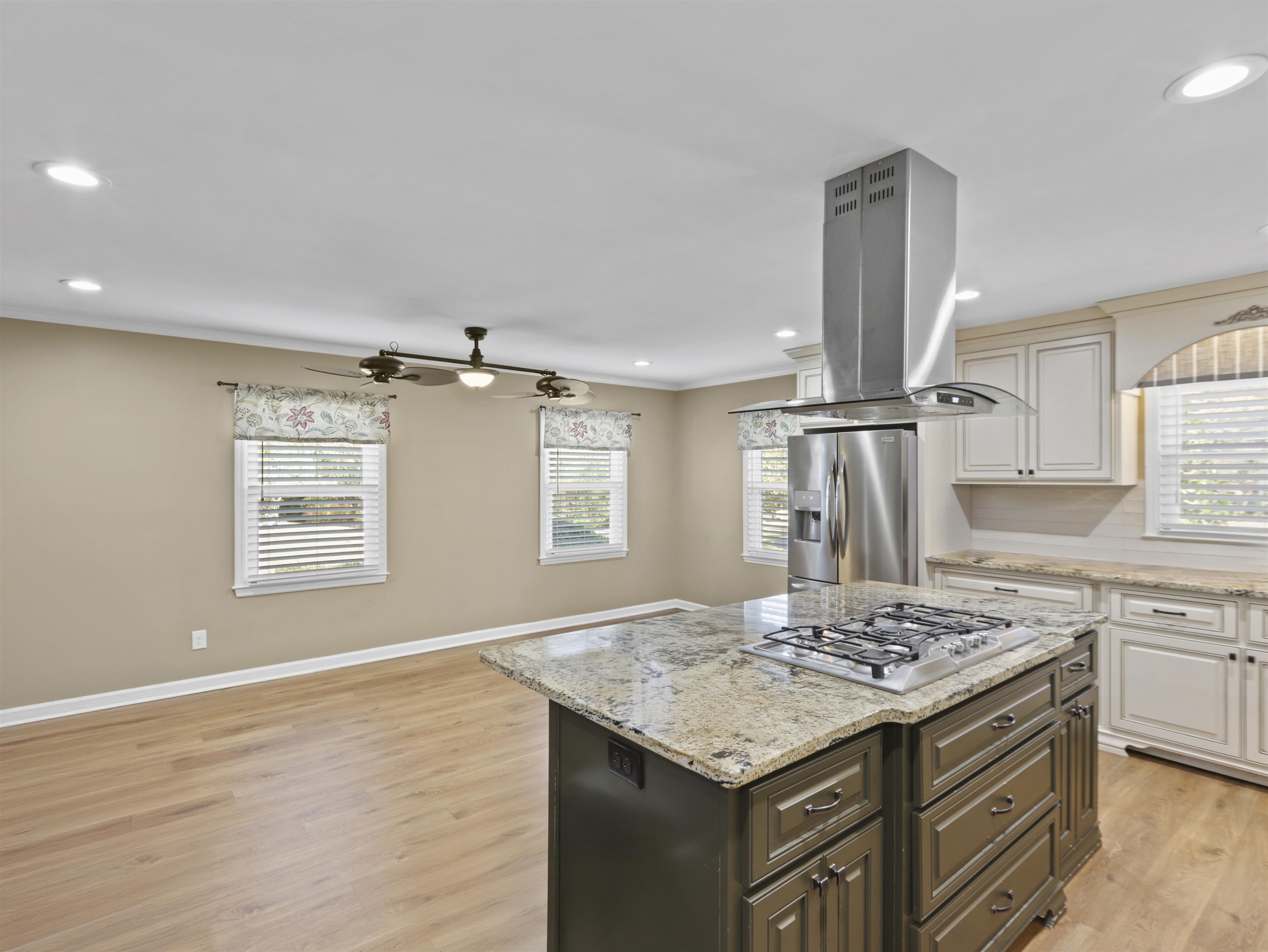 201 Crestview Dr Property Photo 3