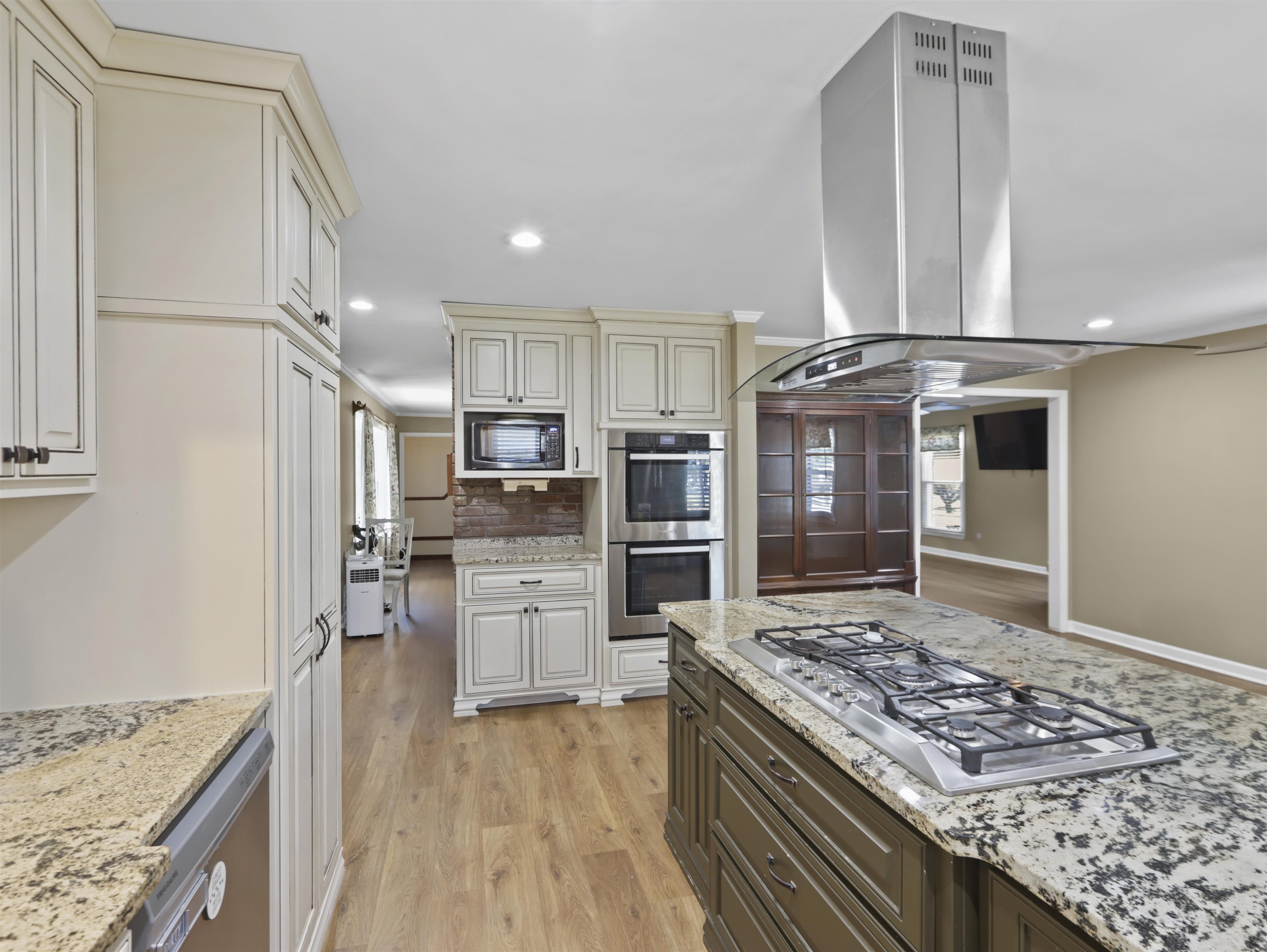 201 Crestview Dr Property Photo 4