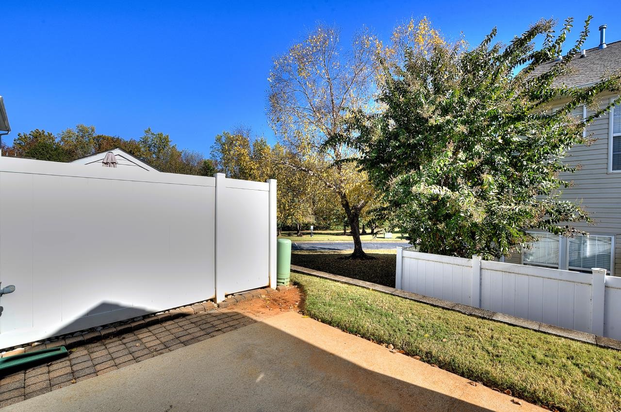 145 Spring Crossing Circle Property Photo 4