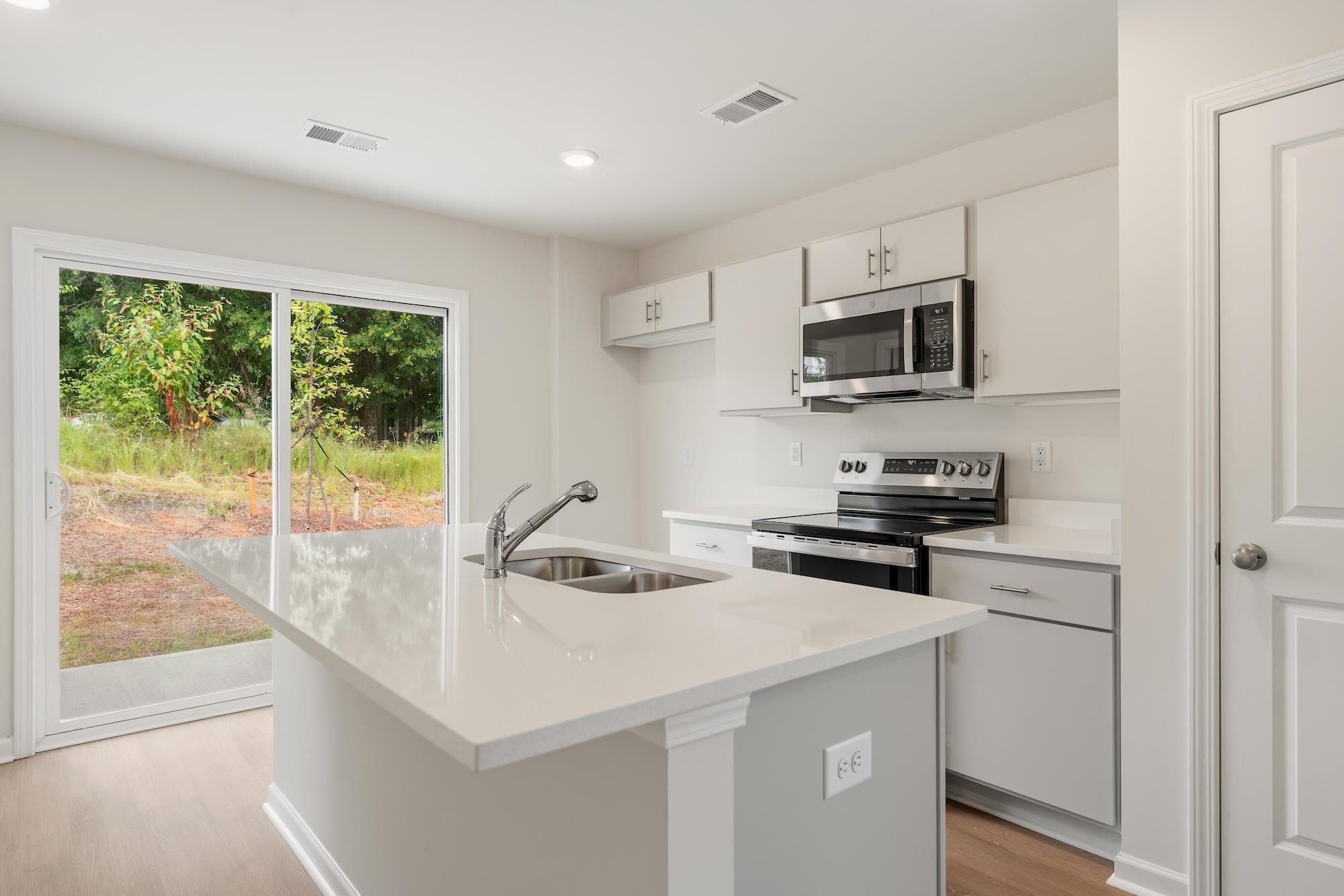 131 Cloverfield Lane Property Photo 4