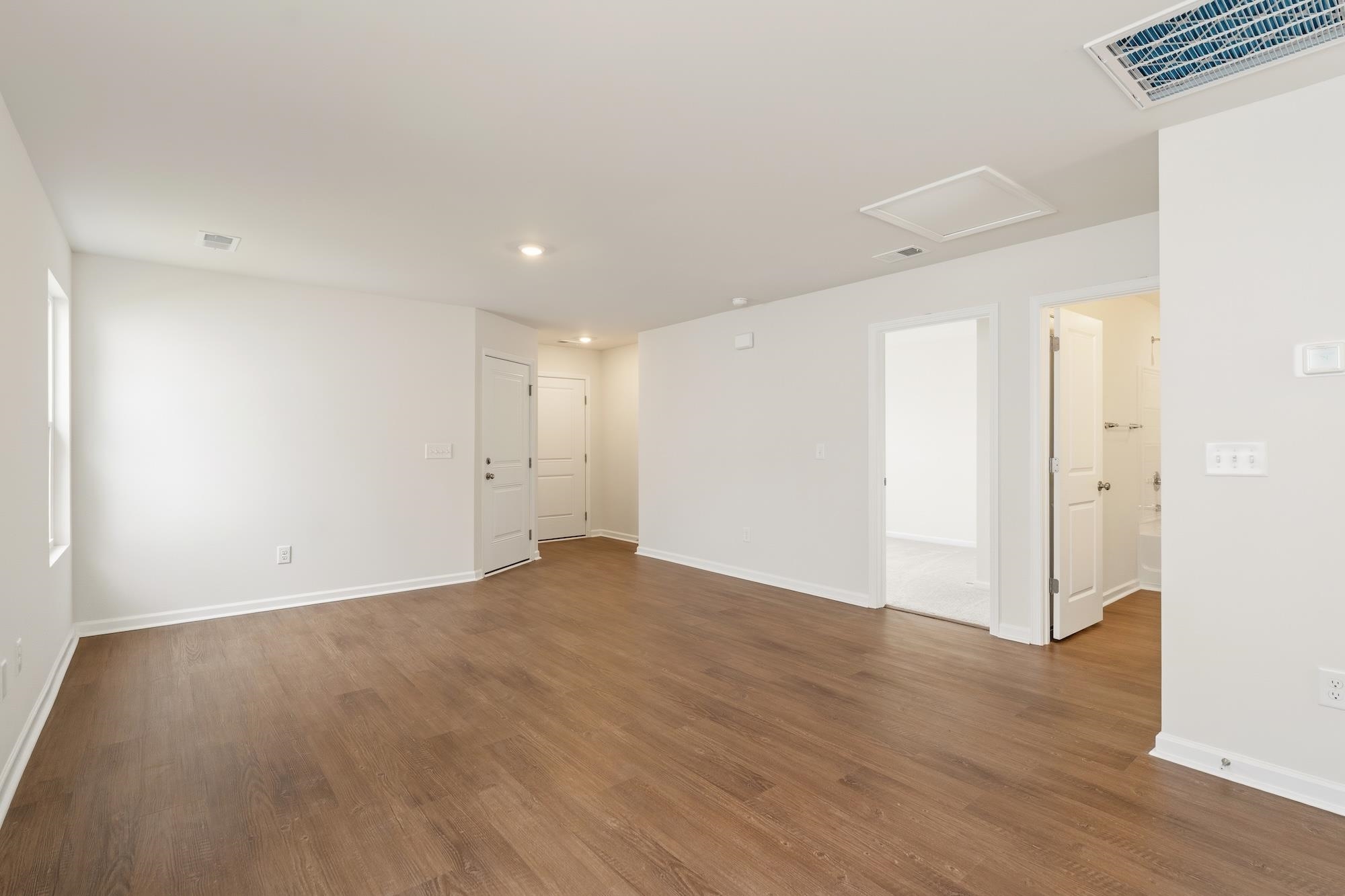 127 Cloverfield Lane Property Photo 3