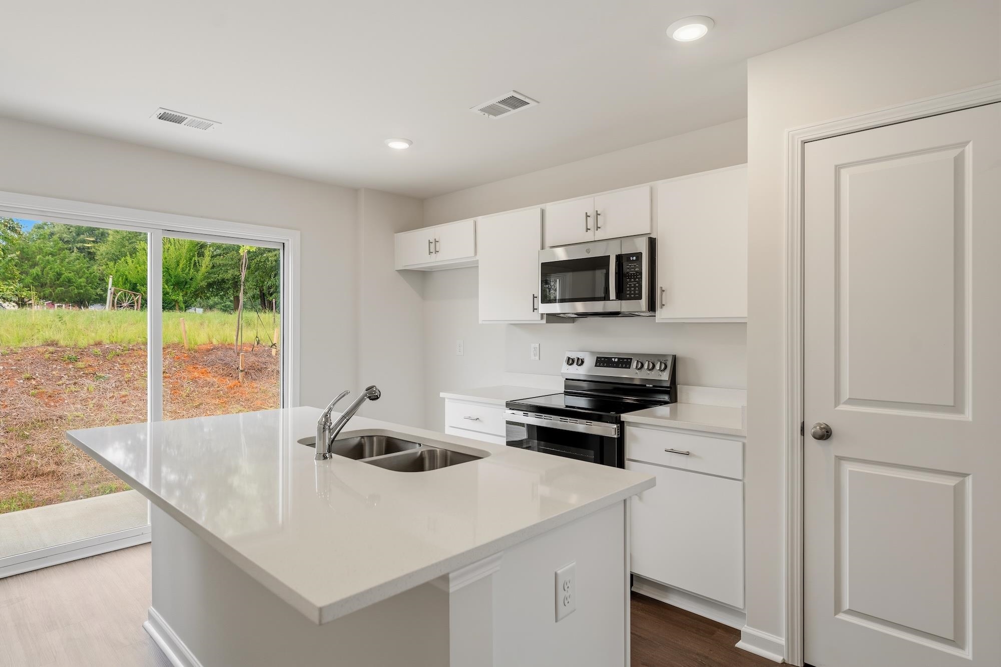 127 Cloverfield Lane Property Photo 4