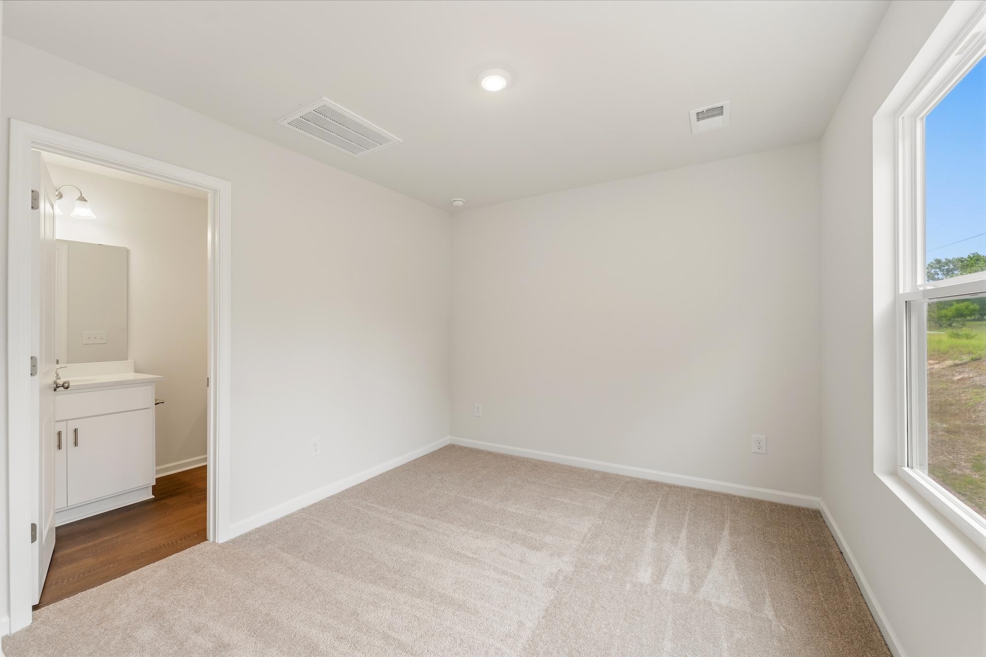 127 Cloverfield Lane Property Photo 10